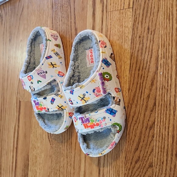 Toy to the World Disney Crocs M4W6 - Picture 3 of 4